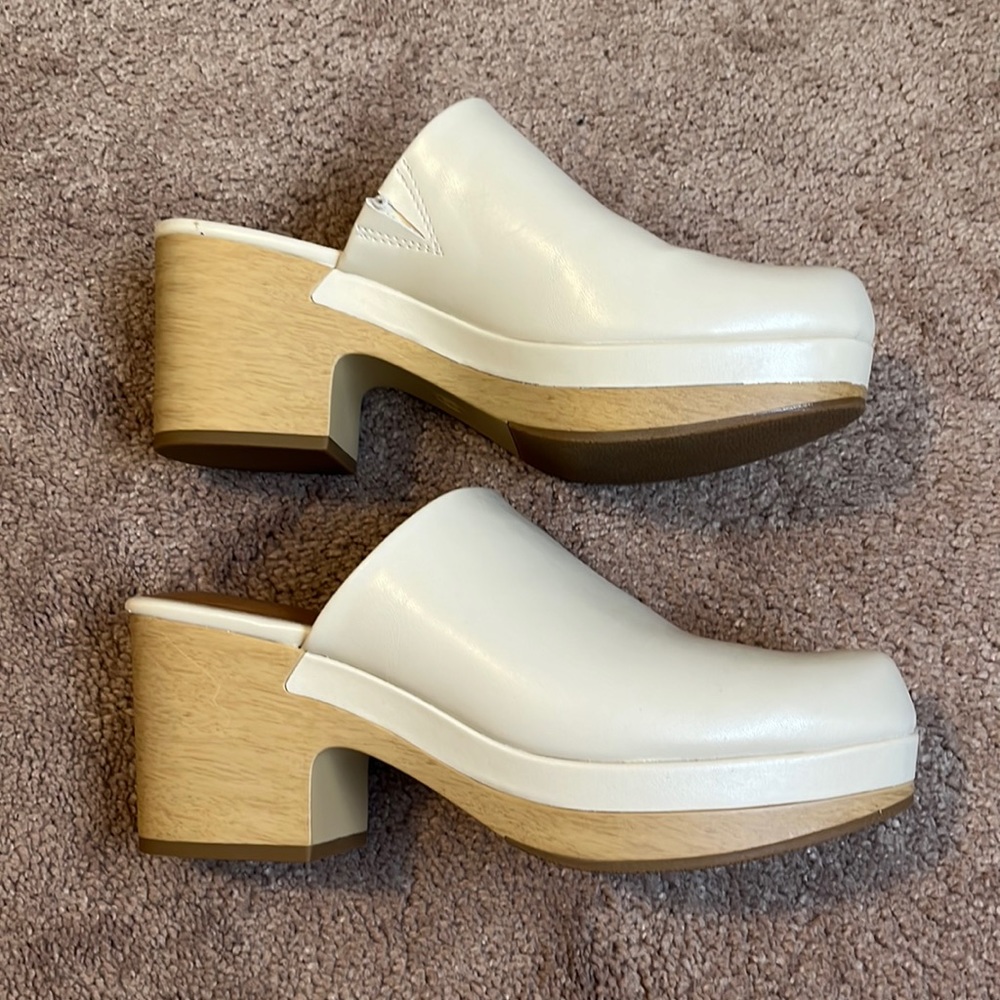 Universal Thread clogs, size 8.5